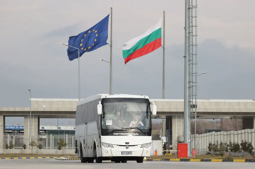 Ukrayna'dan tahliye edilen ilk kafile Türkiye'de 