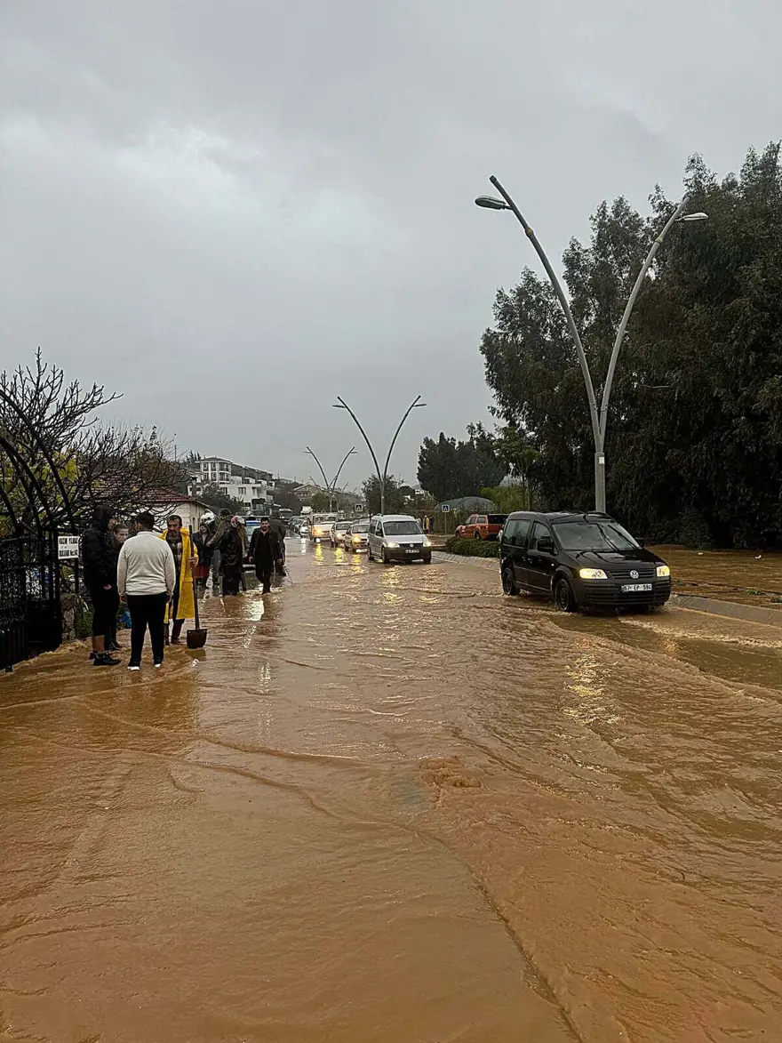 Datça'da sağanak nedeniyle dere taştı, ev ve iş yerlerini su bastı 