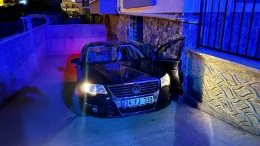 Geri kayan aracı durdurmak isteyen iki kişi aracın altında kaldı