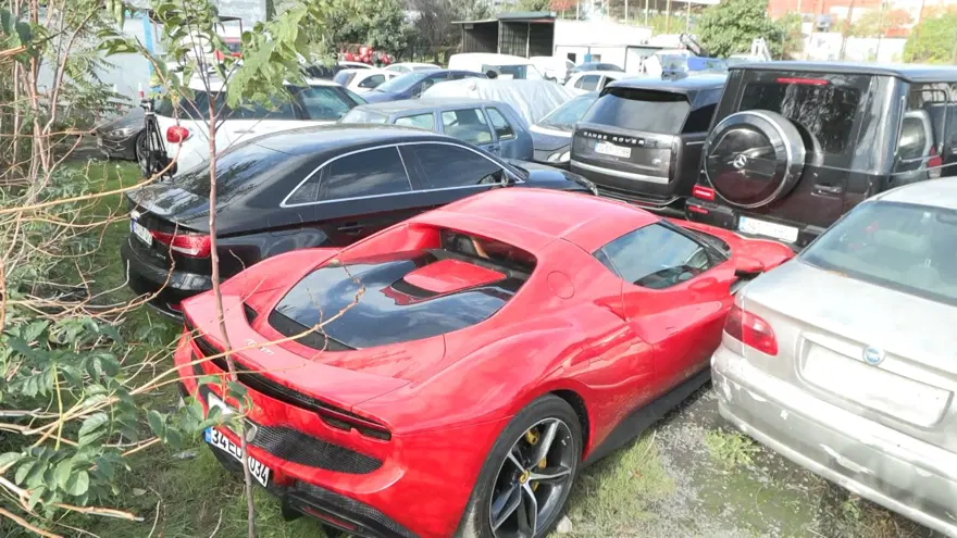 Dilan Polat ve Engin Polat'ın araçları yediemin otoparkında 11 Dilan Polat ve Engin Polat'ın araçları yediemin otoparkında 11