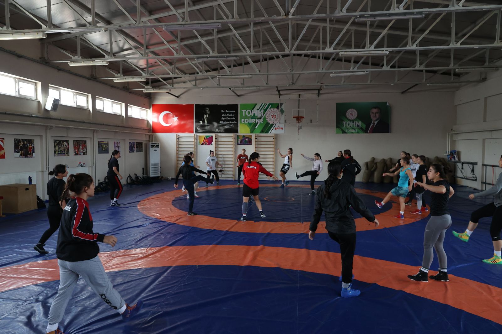 Kosavalı kadın güreşçiler Edirne'de kamp yapıyor