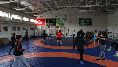 Kosavalı kadın güreşçiler Edirne'de kamp yapıyor