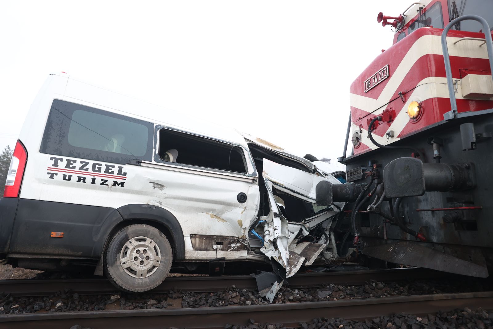 Kırklareli’nde fabrika servisine tren çarptı: İki yaralı
