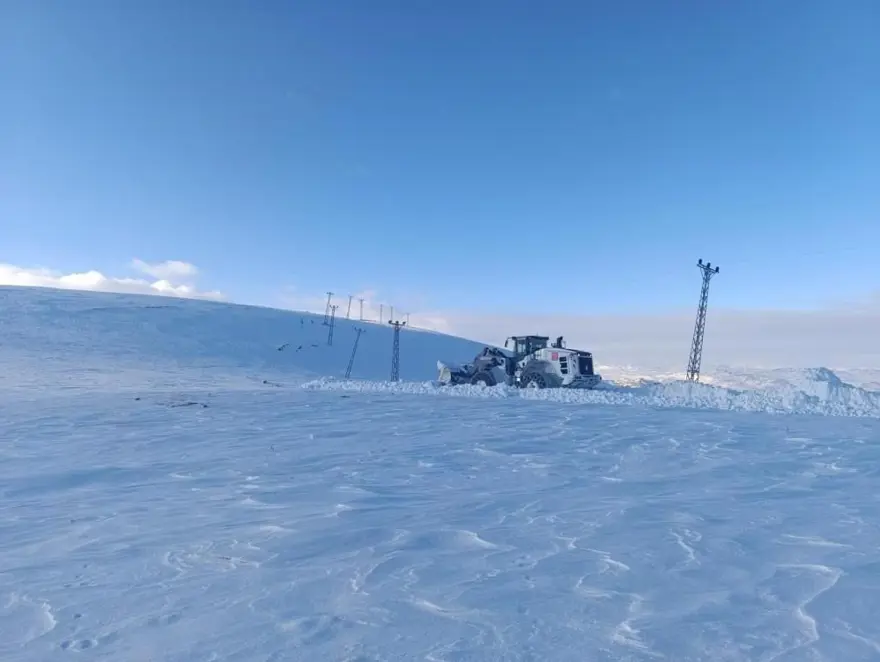 İlçe kara gömüldü:Kar kalınlığı 3 metreyi buldu, ulaşım kar tünellerinden sağlanıyor 6