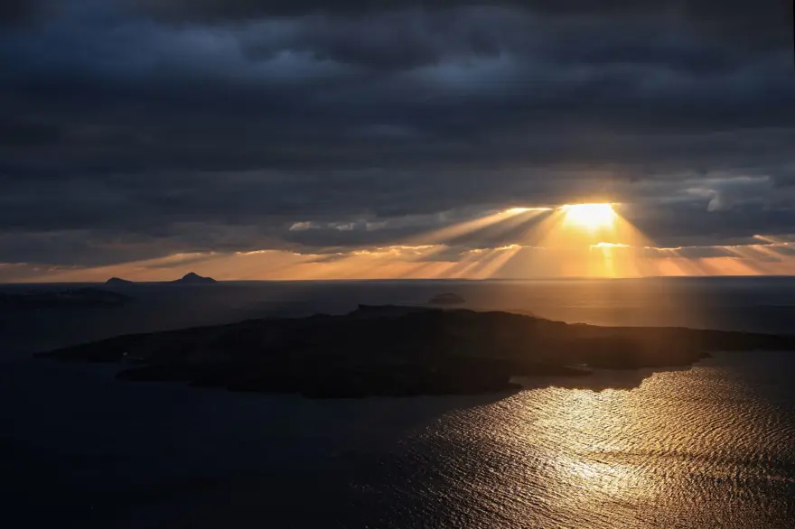 SANTORİNİ DEPREMLERLE SARSILIYOR 