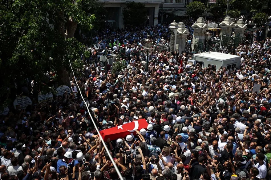 Cüneyt Arkın'ı binlerce kişi gözyaşlarıyla uğurladı 55 Cüneyt Arkın'ı binlerce kişi gözyaşlarıyla uğurladı 55