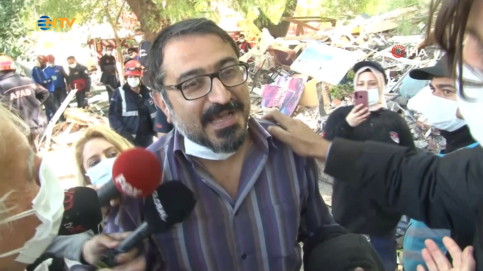 Çocuklarıyla enkaz altında kalan karısının sesini duyan adamın sevinci