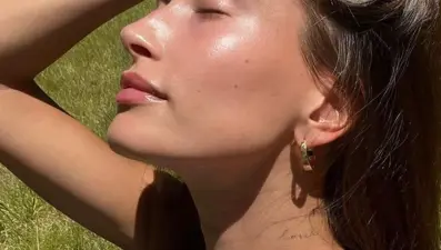 Hailey Bieber'ın cam gibi cildinin sırrı belli oldu! Bakım rutininde bu aşamayı asla atlamıyor