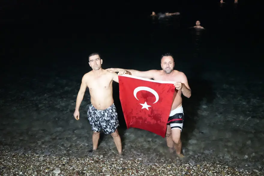 Yeni yıla denizde girdiler: 20 yıldır devam eden gelenek bozulmadı 6