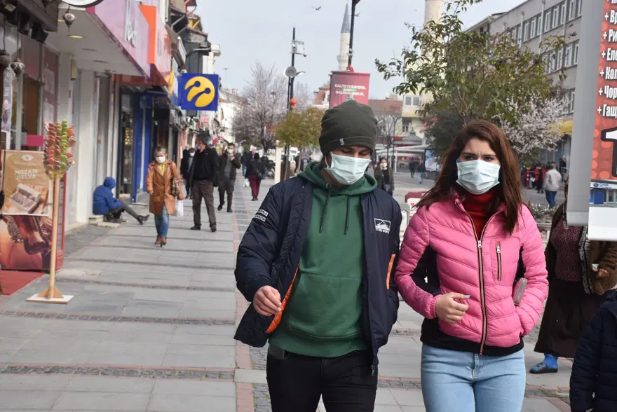 'Çok yüksek riskli' Edirne'de iki caddeye girişler bariyerlerle kapatıldı 4