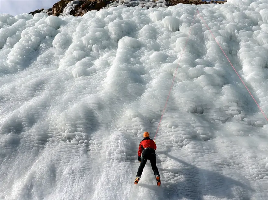 TÜRKİYE'NİN İLK 'YAPAY' BUZ PARKI 3