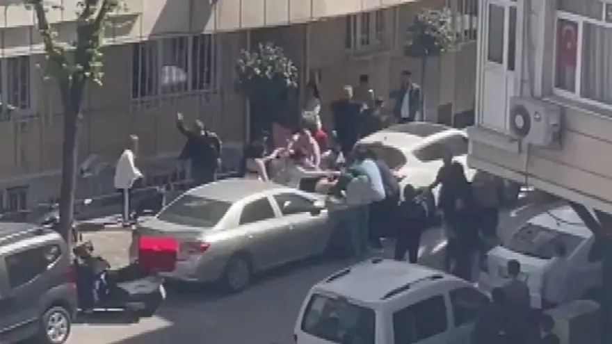 Genç kızlarınkavgasına aileler de dahil oldu, mahalle karıştı 2 Genç kızlarınkavgasına aileler de dahil oldu, mahalle karıştı 2