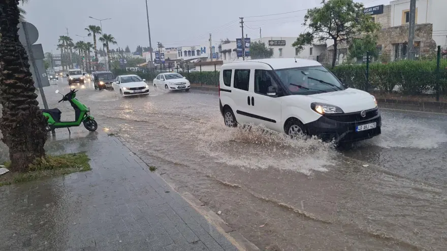 Bodrum'da kuvvetli sağanak: Yollar göle döndü Bodrum'da kuvvetli sağanak: Yollar göle döndü
