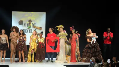 Paris'te çikolatadan elbiselerle podyuma çıktılar