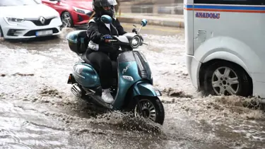 Adana'da sağanak hayatı olumsuz etkiledi