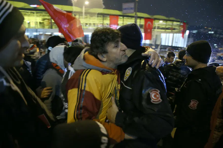 Taraftarlar Beşiktaş'taki saldırıları protesto etmek için yürüdü 7