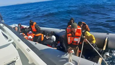 Ayvalık'ta 18 düzensiz göçmen kurtarıldı