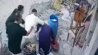 Başakşehir'de baba ve oğlu, "bidon" nedeniyle 58 yaşındaki kadını darbetti