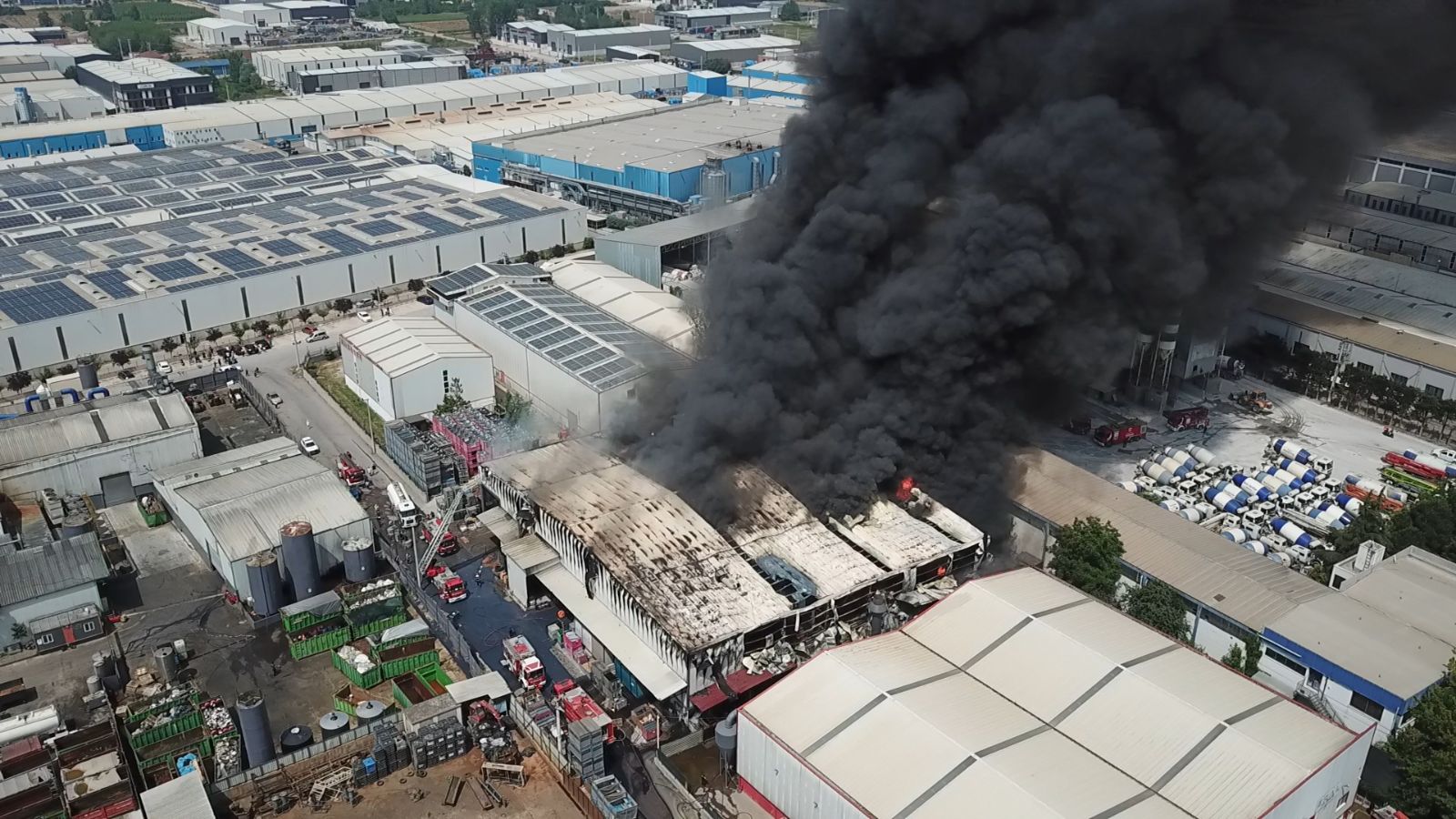 Kocaeli'de boya ve metal kaplama fabrikasında yangın