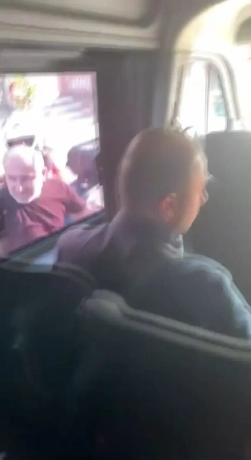 Trafikte dehşet anları: Bıçak gösterip kapıyı ve camı yumrukladı 5