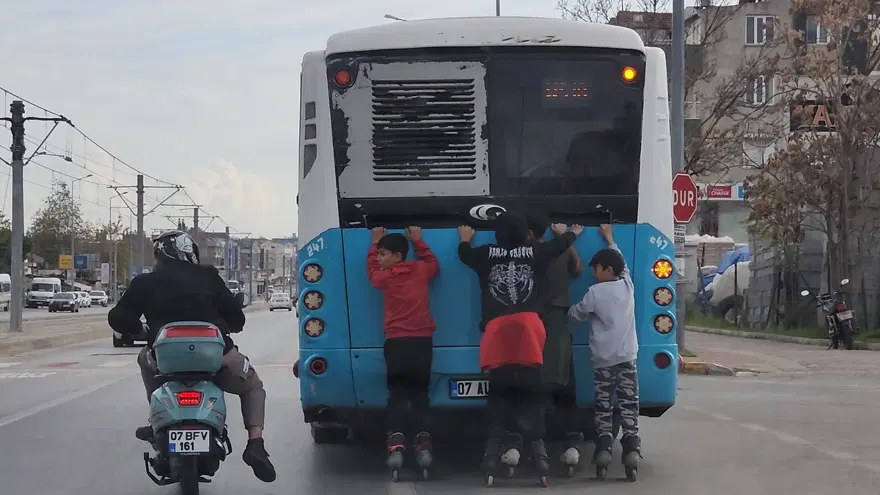 Otobüse tutunan patenli çocukların tehlikeli yolculuğu 6