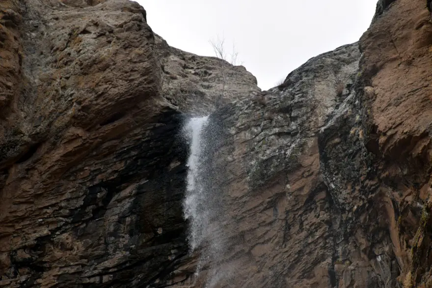 Her yıl sadece 1 ay akıyor: Doğa harikası şelaleye yoğun ilgi 