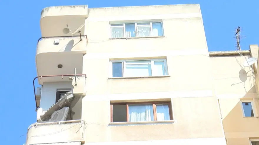 İstanbul'da dokuz katlı binada panik: Balkon kendi kendine çöktü! 3