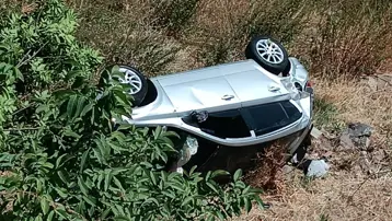 Bitlis'te otomobil duvardan düştü