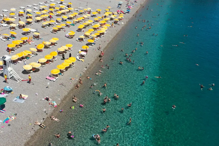 Antalya'da sıcaktan bunalan sahile koştu 1 Antalya'da sıcaktan bunalan sahile koştu 1