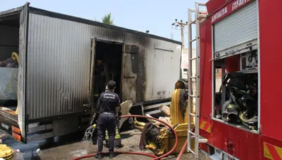 Park halindeki araç alev alev yandı