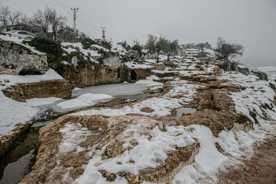 Hatay'da Gelinler Dağı Nekropol Alanı beyaza büründü 11