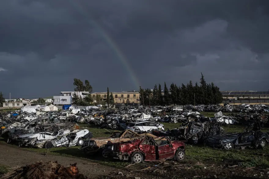 "Araba mezarlığı" felaketin boyutunu gözler önüne seriyor 17
