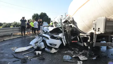 Mersin'de 3 araçlık zincirleme kaza: Araç hurdaya döndü