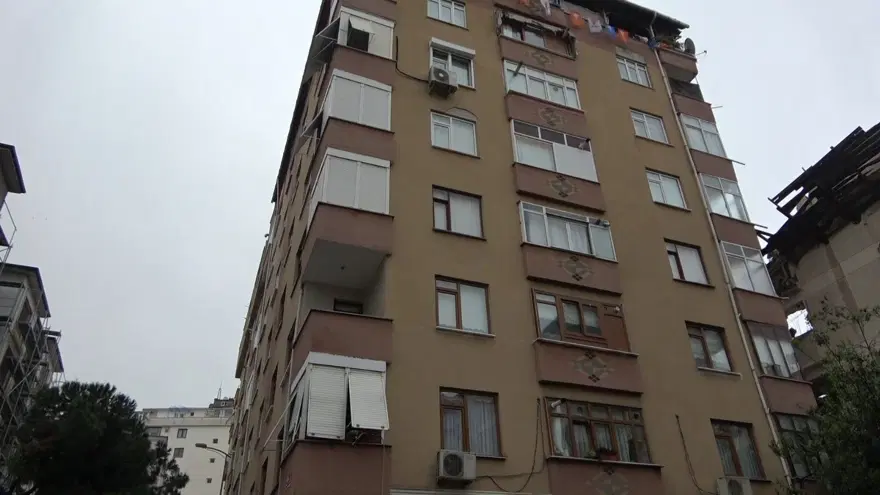 İstanbul'da kolonunda çatlak oluşan 7 katlı apartman tahliye edildi 6
