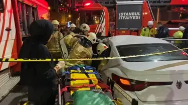 Zeytinburnu'nda tramvay ile otomobil çarpıştı; seferler durduruldu