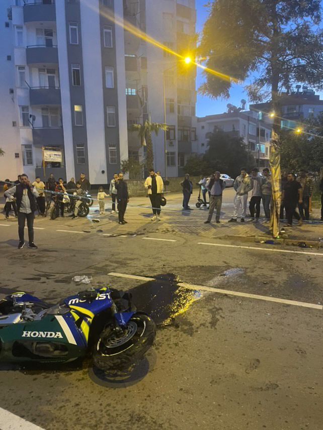 Ağaca çarpan motosikletteki 2 kişi öldü