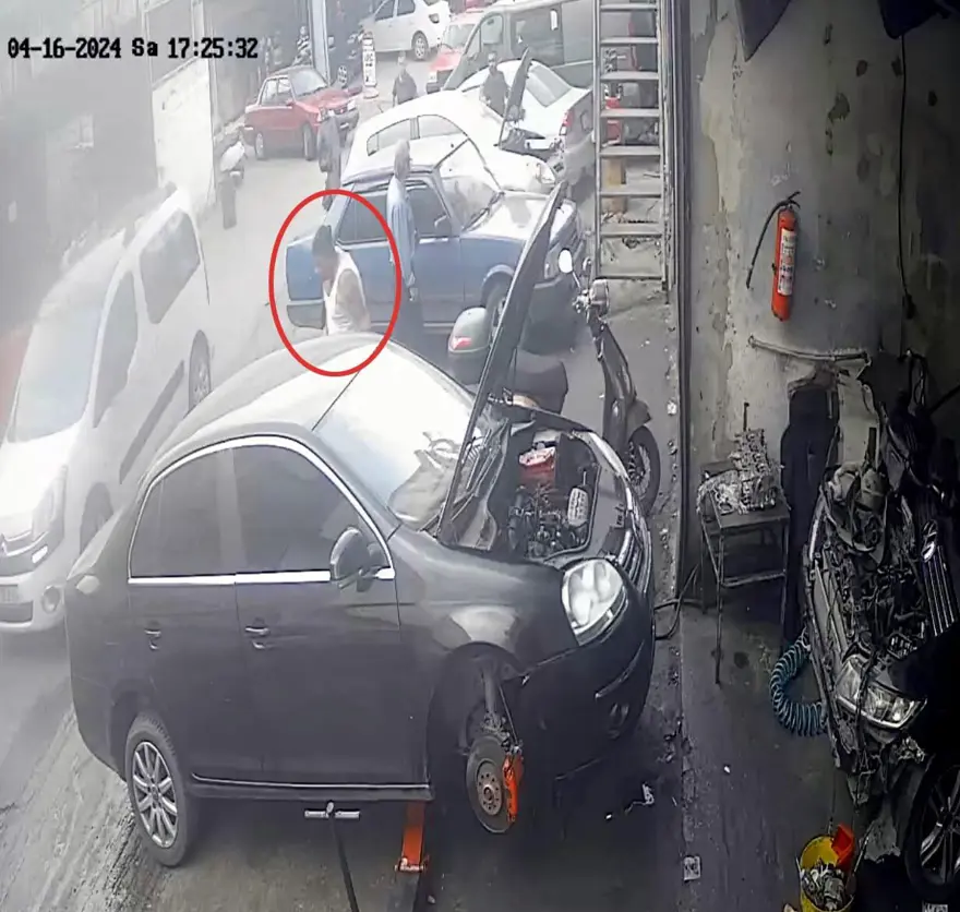 İzmir’de yol verme kavgası: Kardeşi bıçakladı,ağabeyi ateş etti İzmir’de yol verme kavgası: Kardeşi bıçakladı,ağabeyi ateş etti