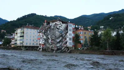 Selden zarar gören bina böyle yıkıldı