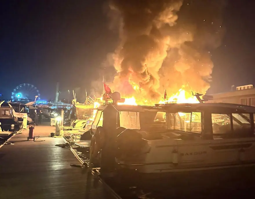 Tuzla marinada 4 tekne alev alev yandı Tuzla marinada 4 tekne alev alev yandı