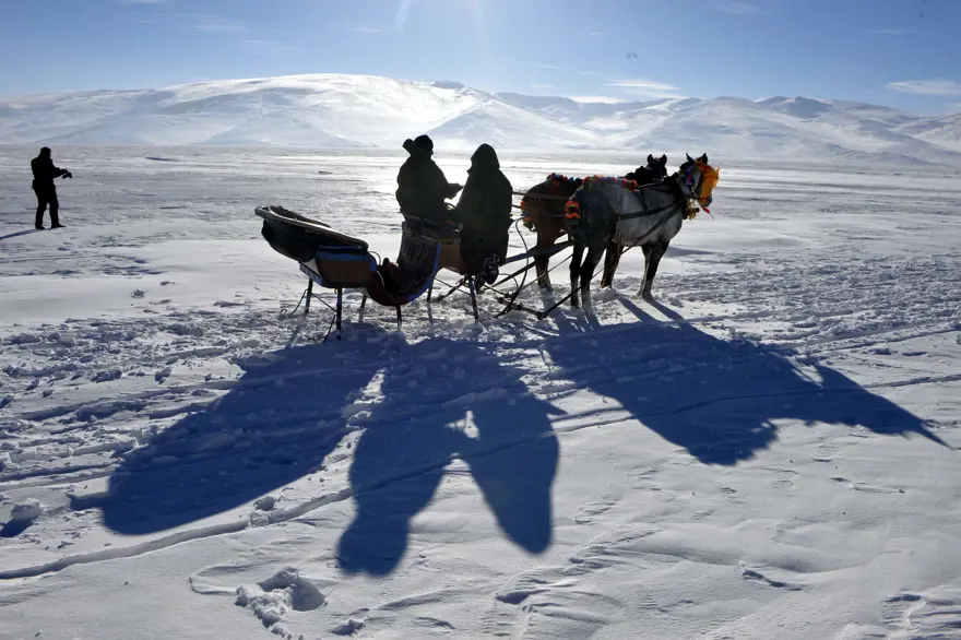 Donan Çıldır Gölü'nde balık tutuyorlar 4