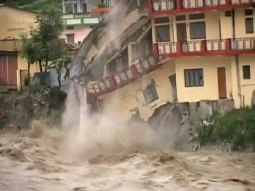 Ganj nehri taştı, evler yıkıldı 3 Ganj nehri taştı, evler yıkıldı 3