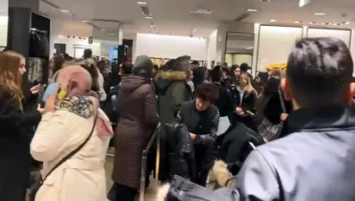 AVM'lerde "muhteşem cuma" izdihamı