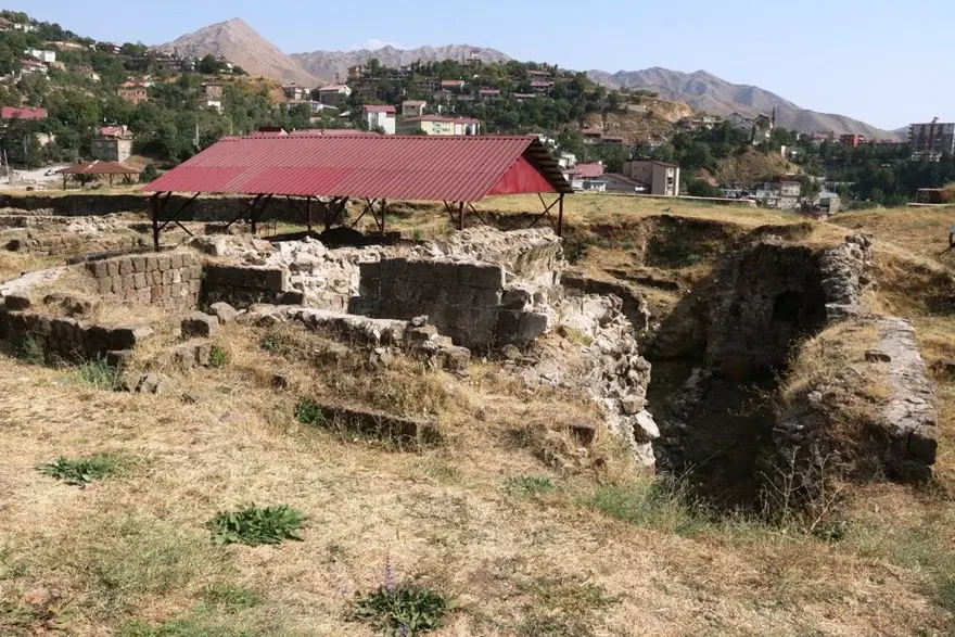 Bitlis Kalesi’nde Bizans ve Osmanlı dönemine ait bulgular bulundu 10 Bitlis Kalesi’nde Bizans ve Osmanlı dönemine ait bulgular bulundu 10