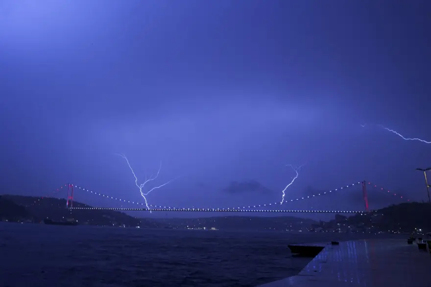 Meteorolojiden yeni uyarı: Bugün yine fırtına ve kuvvetli sağanak var 