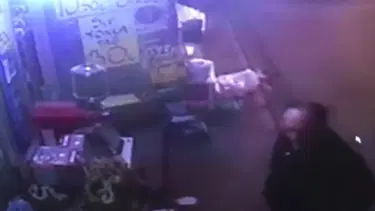 Omzuna dokunan el hayatını kurtardı