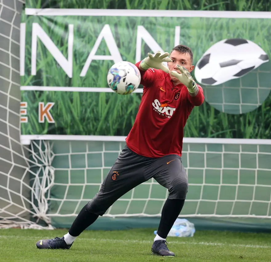 Dünya Kupası'ndan dönen ve ceza alması gündemde olan Fernando Muslera Galatasaray'ın Antalya kampına katıldı 3
