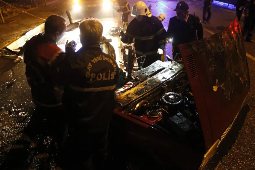 Kaza yapan otomobilin şoförü yanarak can verdi 3