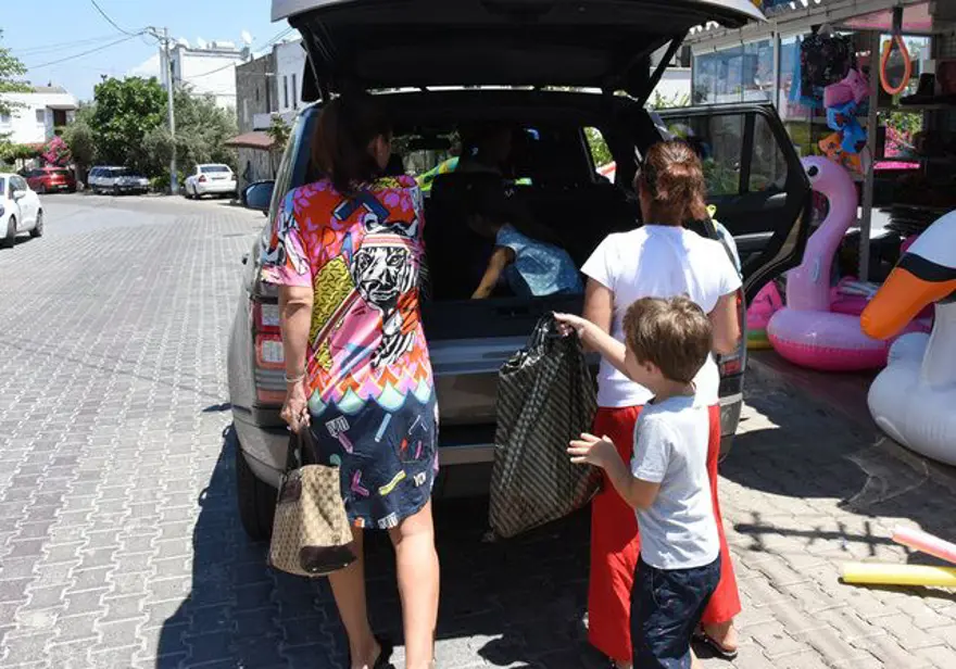 Demet Akalın: Bu fotoğrafı vermeyin, iki adım gideceğiz (Bagajda yolculuk) 3 Demet Akalın: Bu fotoğrafı vermeyin, iki adım gideceğiz (Bagajda yolculuk) 3