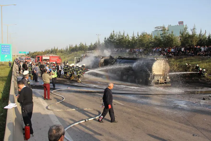 Adana'da iki tanker çarpıştı 10