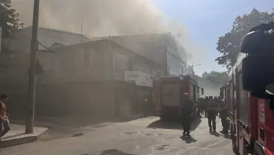Bursa'da 4 katlı tekstil mağazasında yangın: Ekiplere bıçakla saldırdı